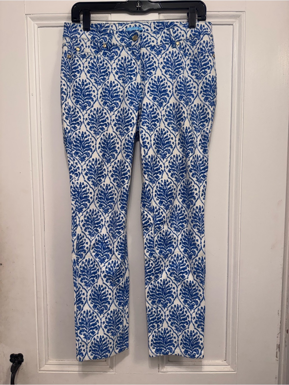 J. McLaughlin White Jeans with Blue Leaf Print